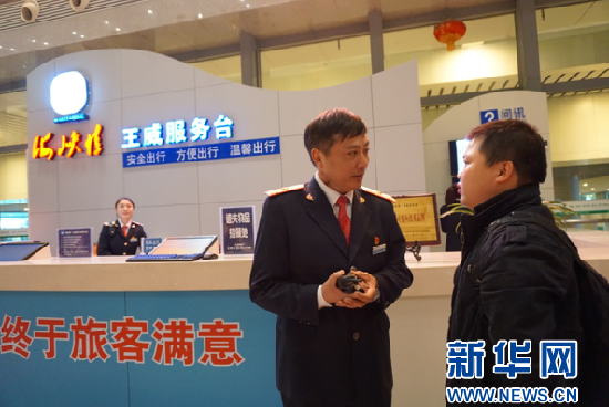 王威在為旅客介紹買票流程