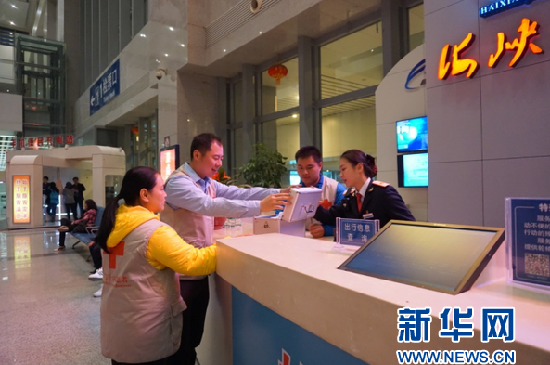 志愿者們在王威服務(wù)臺的藥品箱里尋找藥品