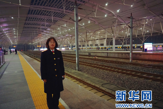 工作人員在寒風中駐守站臺