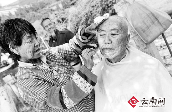 二月二龍?zhí)ь^ 昆明77歲女理發(fā)師為老人剃龍頭