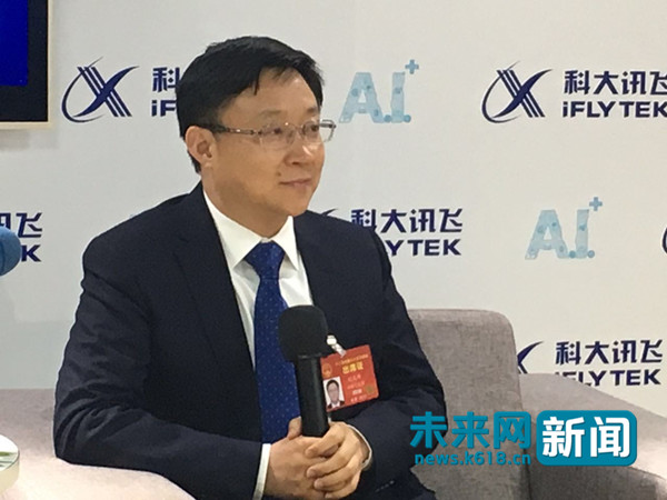 人大代表扮成志愿者調(diào)研鄉(xiāng)村小學(xué) 人工智能彌補(bǔ)師資短缺 人大代表扮成志愿者調(diào)研鄉(xiāng)村小學(xué) 人工智能彌補(bǔ)師資短缺