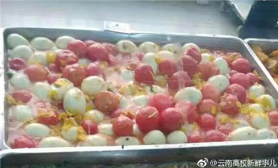 “暗黑料理”新秀 昆明一高校現(xiàn)西紅柿炒雞蛋加強(qiáng)版
