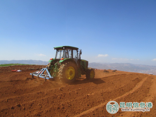 2017年六哨鄉(xiāng)春耕農事生產中機械化操作 2017年六哨鄉(xiāng)春耕農事生產中機械化操作