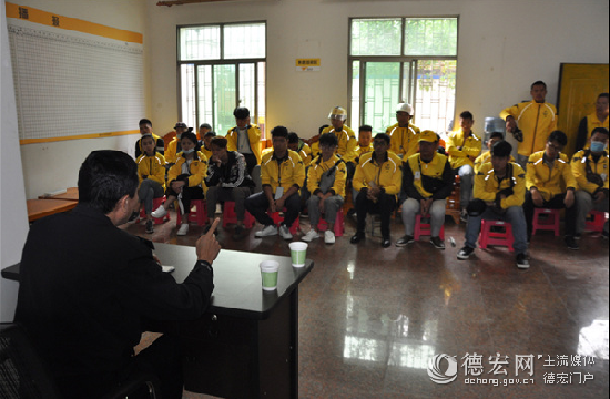 瑞麗交警為“美團”騎手送上安全的一課