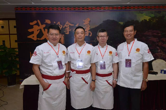 國(guó)家餐飲業(yè)一級(jí)評(píng)委袁衛(wèi)東（左數(shù)第三位）