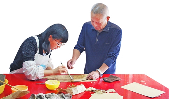 工作人員一絲不茍的修復(fù)古籍 工作人員一絲不茍的修復(fù)古籍