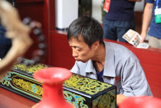 傳承與創(chuàng)新 走近山西平遙“明艷”的推光漆器