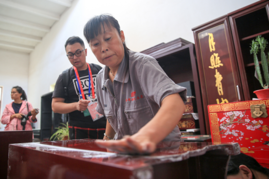 傳承與創(chuàng)新 走近山西平遙“明艷”的推光漆器