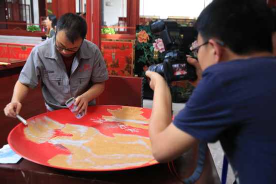 傳承與創(chuàng)新 走近山西平遙“明艷”的推光漆器