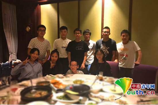 邵鎮(zhèn)煒（前排左三）和他的好朋友(本人供圖)