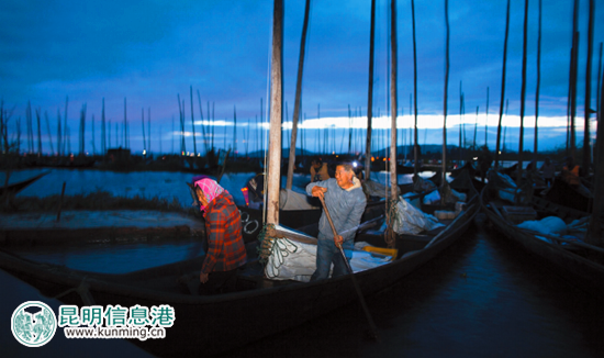 漁民夫妻破曉時(shí)分出發(fā)入湖