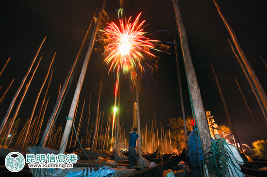 開湖前，晉寧沙堤村的碼頭燃放煙花爆竹，為開海季增添喜慶的氣氛
