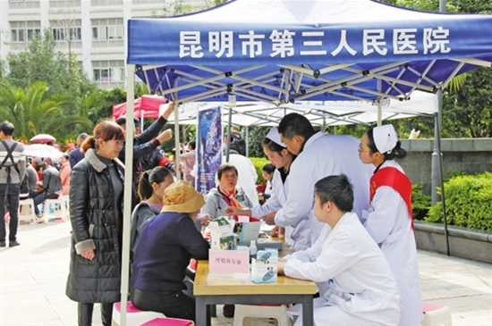 昆明市三院牽手多家安養(yǎng)機構(gòu)讓老人安享“醫(yī)養(yǎng)結(jié)合”養(yǎng)老新模式 昆明市三院牽手多家安養(yǎng)機構(gòu)讓老人安享“醫(yī)養(yǎng)結(jié)合”養(yǎng)老新模式