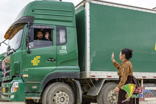 其美多吉（左）出發(fā)前與妻子道別