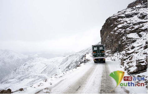 其美多吉駕駛郵車行駛在雀兒山狹窄險峻的山路上
