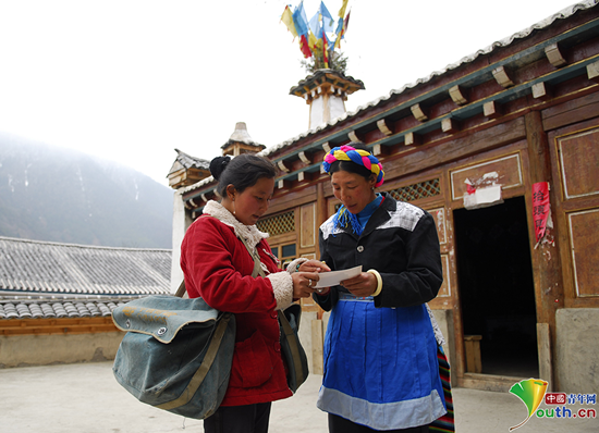 背著郵包，送信到藏家。本人供圖