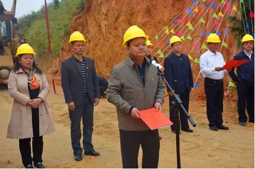 梁河縣委書記張益?zhèn)バ脊こ痰旎? align=