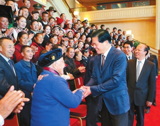 第六屆云南省道德模范暨第一屆云南省文明家庭表彰大會(huì)在昆明舉行