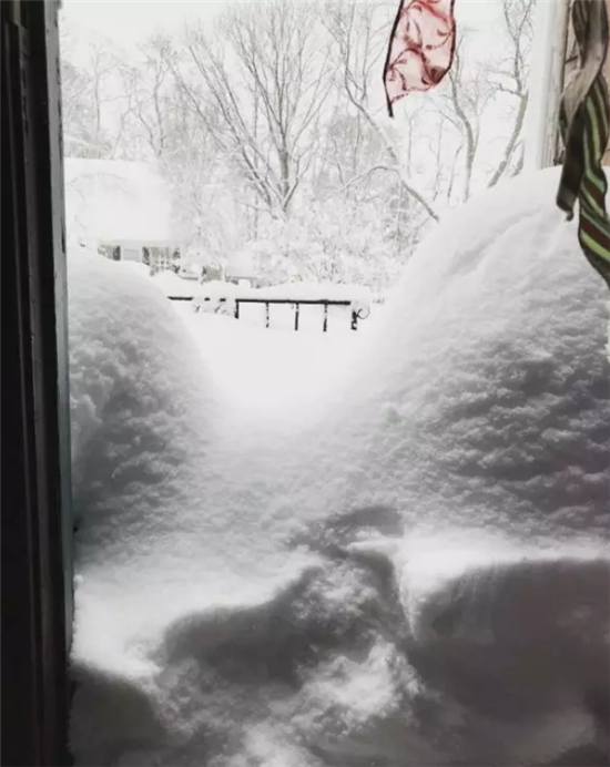 北美人民在暴風(fēng)雪里快扛不住了