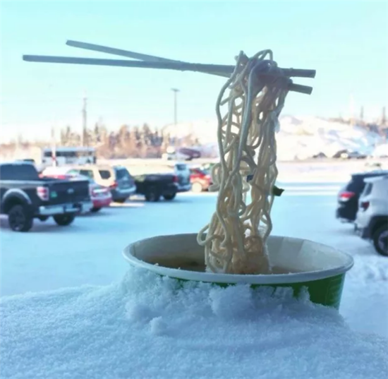 北美人民在暴風(fēng)雪里快扛不住了