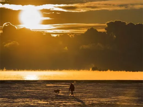 北美人民在暴風(fēng)雪里快扛不住了