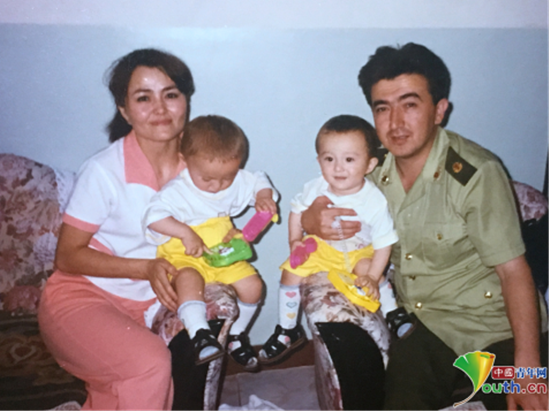 難得的合影！丈夫伊拉木·阿布力孜常年在外義診，阿依努爾·胡吉漢獨自在家照顧雙胞胎兒子。本人供圖