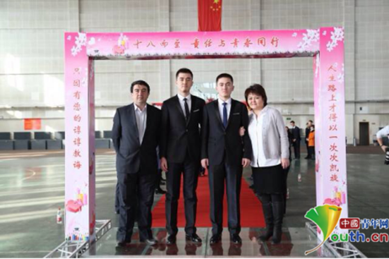 夫妻倆參加兒子的成人禮。本人供圖