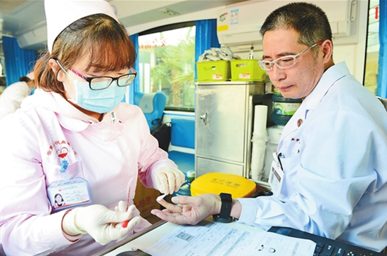 醫(yī)護人員獻血“充實”昆明血庫