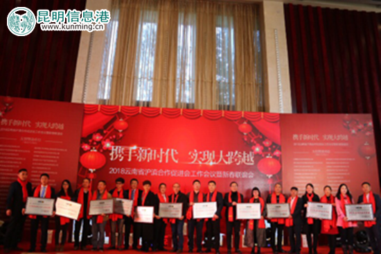 表彰帶動建檔立卡戶優(yōu)秀企業(yè)。記者昝娟娟/攝