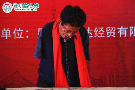 書法家和志剛現(xiàn)場潑墨。記者昝娟娟/攝