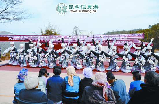 祿勸縣翠華鎮(zhèn)湯郎箐村村民觀看“扶志氣、提精神、撥窮根、感黨恩”春節(jié)慰問演出。供圖