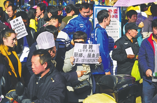 400多家企業(yè)進(jìn)入昆明南壩人才市場 月薪超五千難招技術(shù)工 400多家企業(yè)進(jìn)入昆明南壩人才市場 月薪超五千難招技術(shù)工