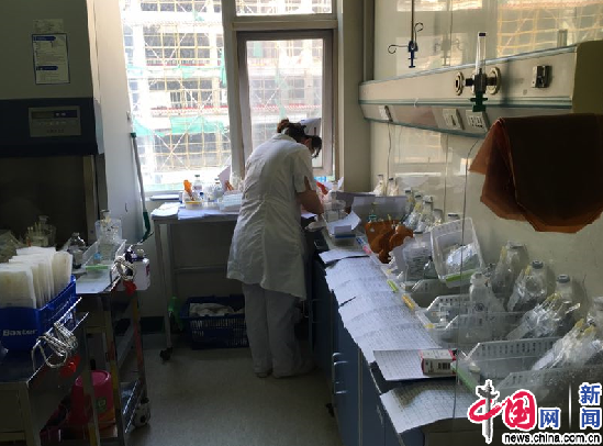 懷孕護士劉淼準備去病房給病人換液。