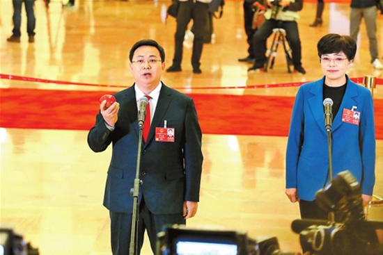 郭大進(jìn)代表亮相“代表通道”—我為金蘋果“代言”