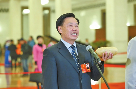 朱有勇代表亮相“代表通道”：把研究成果寫在大地上