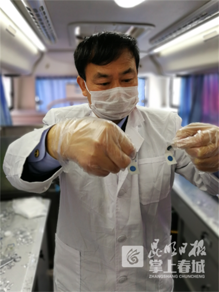 現(xiàn)場(chǎng)免費(fèi)檢測(cè)蔬菜水果 食品檢測(cè)工作“搬”到老百姓身邊 現(xiàn)場(chǎng)免費(fèi)檢測(cè)蔬菜水果 食品檢測(cè)工作“搬”到老百姓身邊