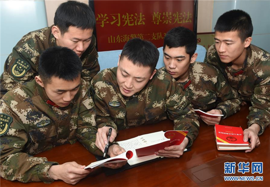 3月21日，山東海警第二支隊37101艦官兵在學(xué)習(xí)憲法