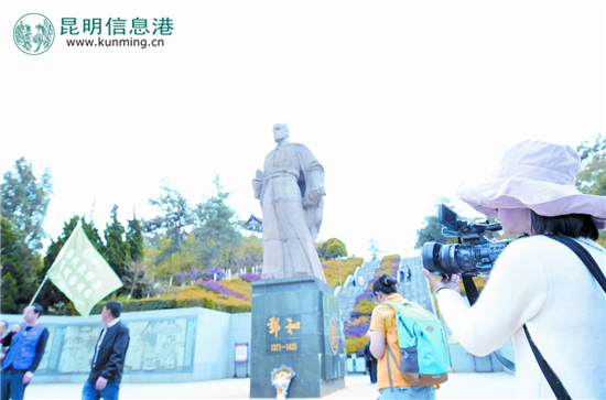 記者團(tuán)在晉寧鄭和公園采訪。記者杜文蕾/攝