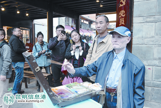 南強街巷一位老者的畫作。