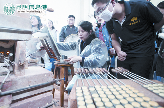 現(xiàn)場體驗(yàn)制作云子。記者李海曦/攝