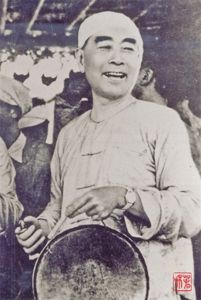 1961年4月，周恩來在西雙版納傣族自治州參加潑水節(jié)。