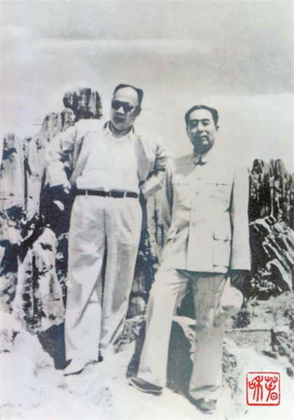 周恩來與陳毅在石林。