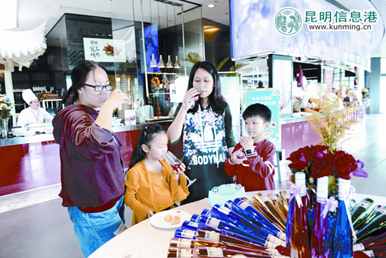 嘗玫瑰花飲品。侍偉/攝