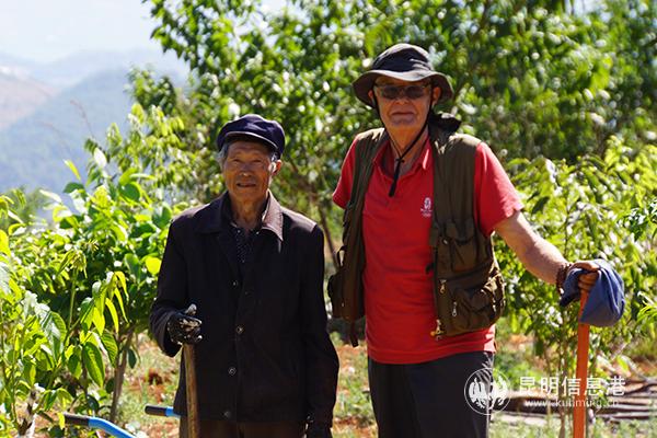 08 Patrick and his friend Li Guanghe in the village. [Photo Su Wenqian]