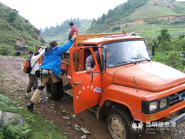 07 大家乘坐皮卡車去探訪傈僳族。后藤先生 攝