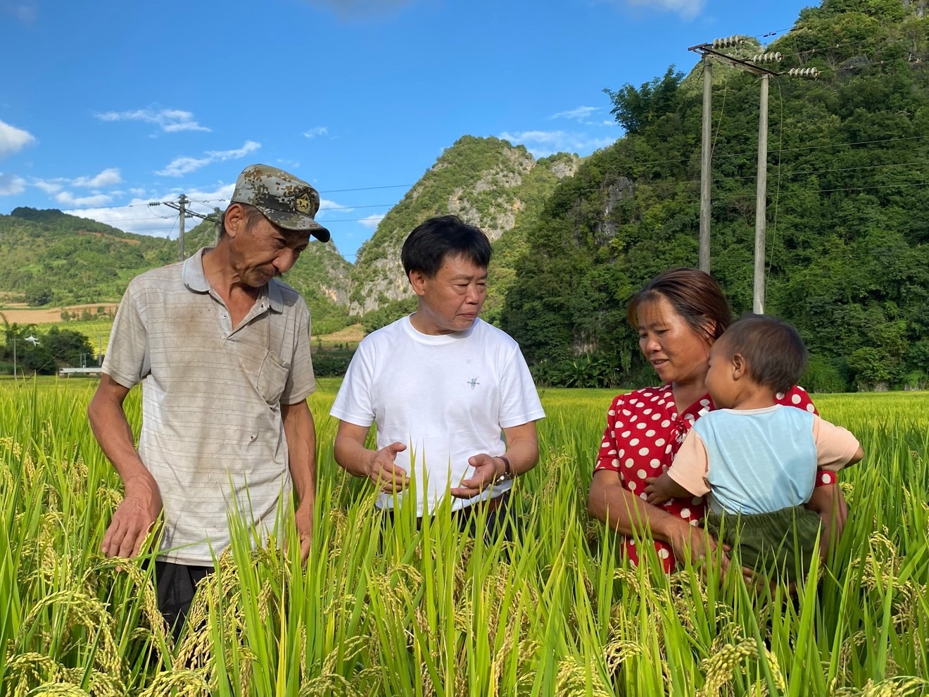 Zhu Youyong (C) talks to Lancang County villagers about the program. Yang Jinghao/CGTN
