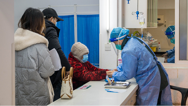 A senior patient receives a jab at a county hospital in Yichang, central China's Hubei Province, December 31, 2022. /CFP