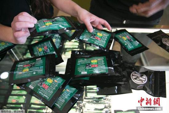 People buy marijuana in Washington after the U.S. legalized its recreational use. (File photo/Agencies)