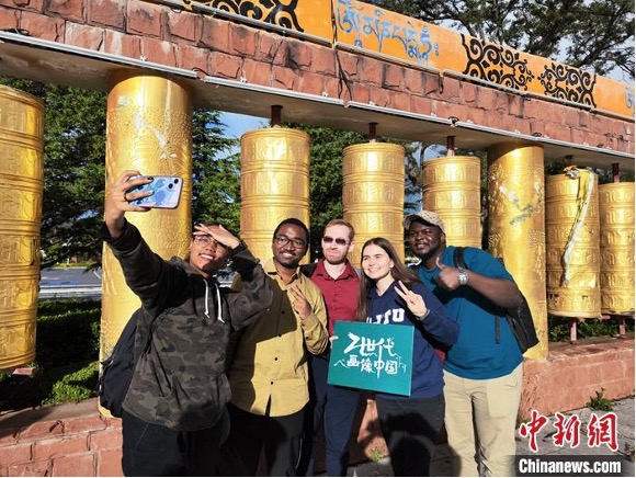 (Five overseas youth bloggers taking a selfie at the Diqing Shangri-La Airport. Photo: China News Network/Liu Yue) (Five overseas youth bloggers taking a selfie at the Diqing Shangri-La Airport. Photo: China News Network/Liu Yue)