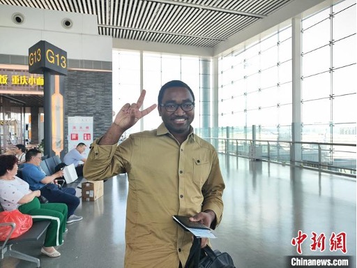 (Chitosi Innocent at the airport. Photo: China News Network/Liu Yue) (Chitosi Innocent at the airport. Photo: China News Network/Liu Yue)